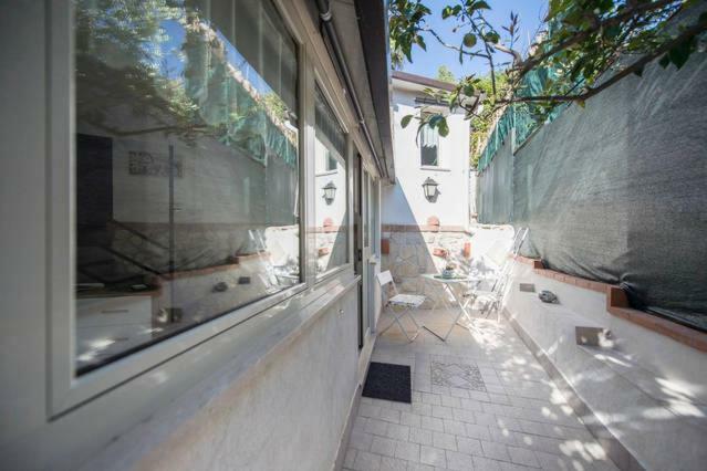 Garden House Apartments In Nápoles Exterior foto